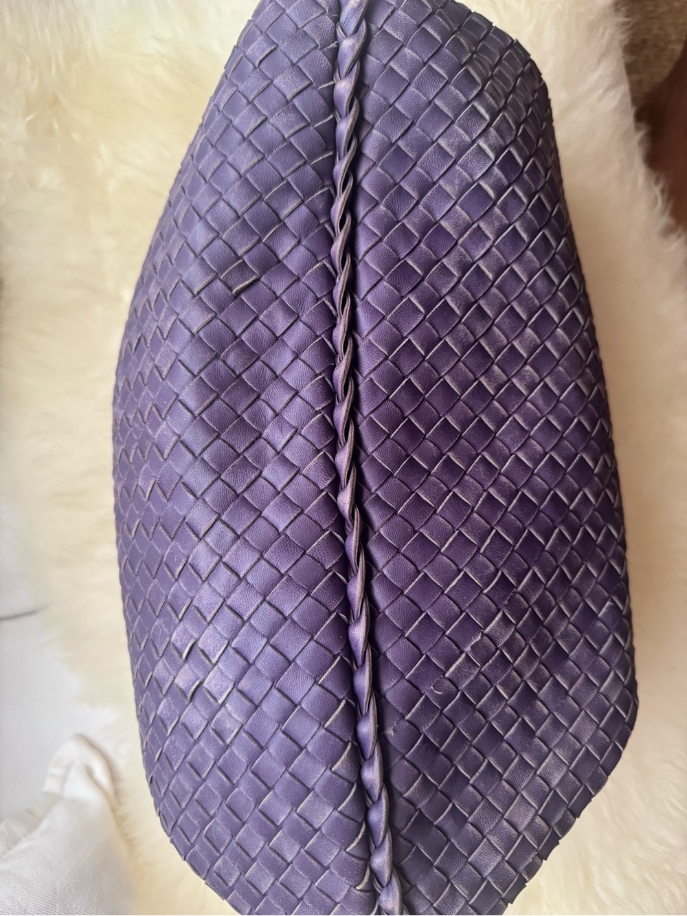 Bottega Veneta, a purple intrecciato leather hobo bag. - Picture 4 of 9